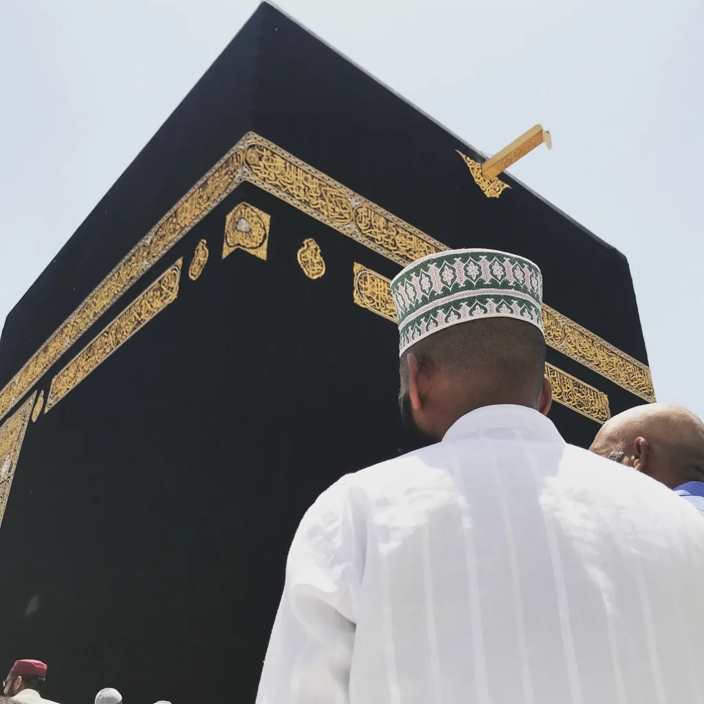 Pèlerin face à la Kaaba à La Mecque