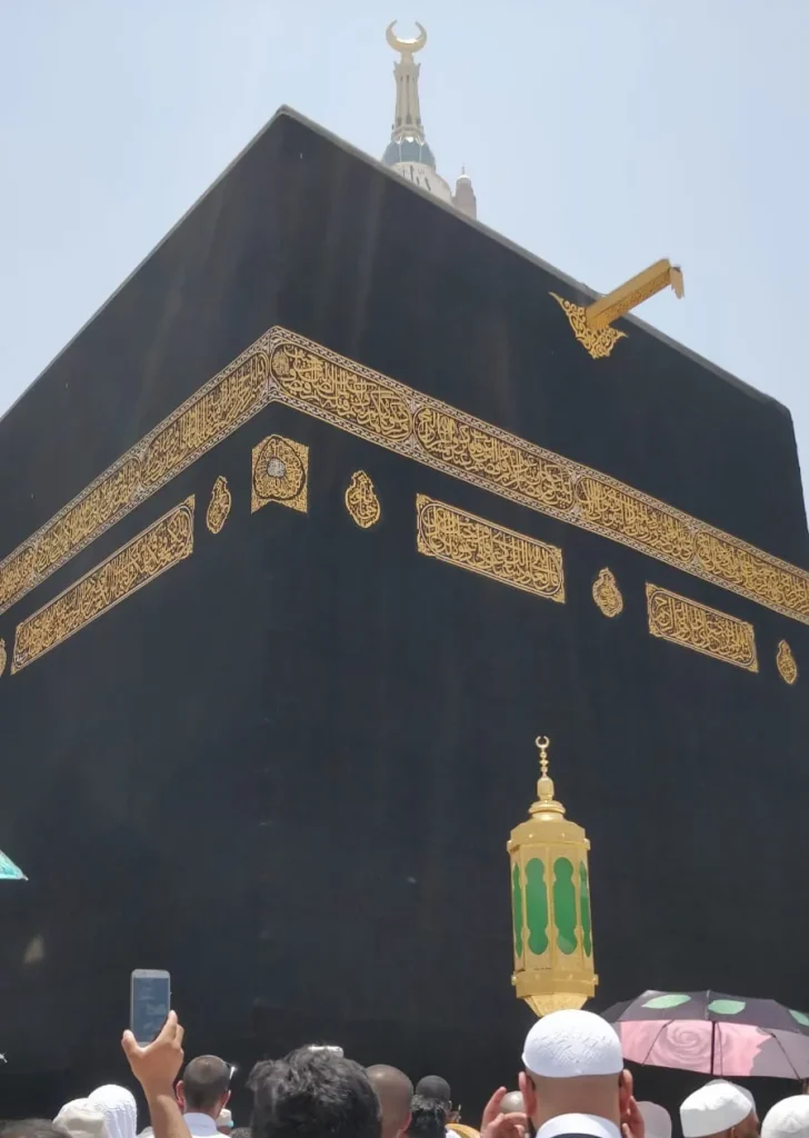 Pèlerins en prière devant la Kaaba à La Mecque