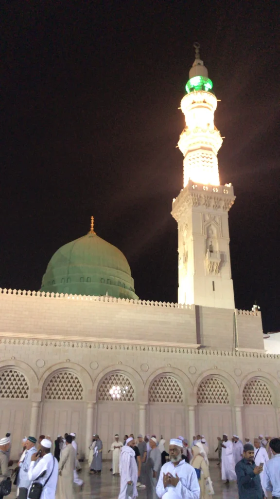 Coupole verte et minarets de la Mosquée du Prophète à Médine en journée