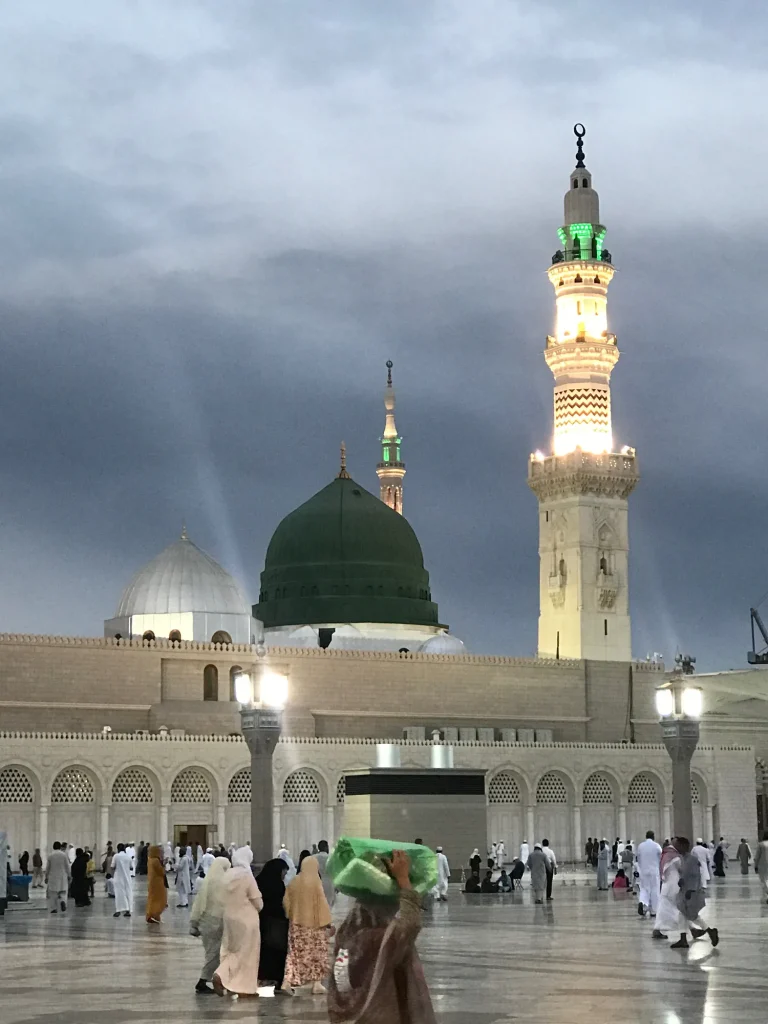 Coupole verte de la Mosquée du Prophète à Médine illuminée la nuit