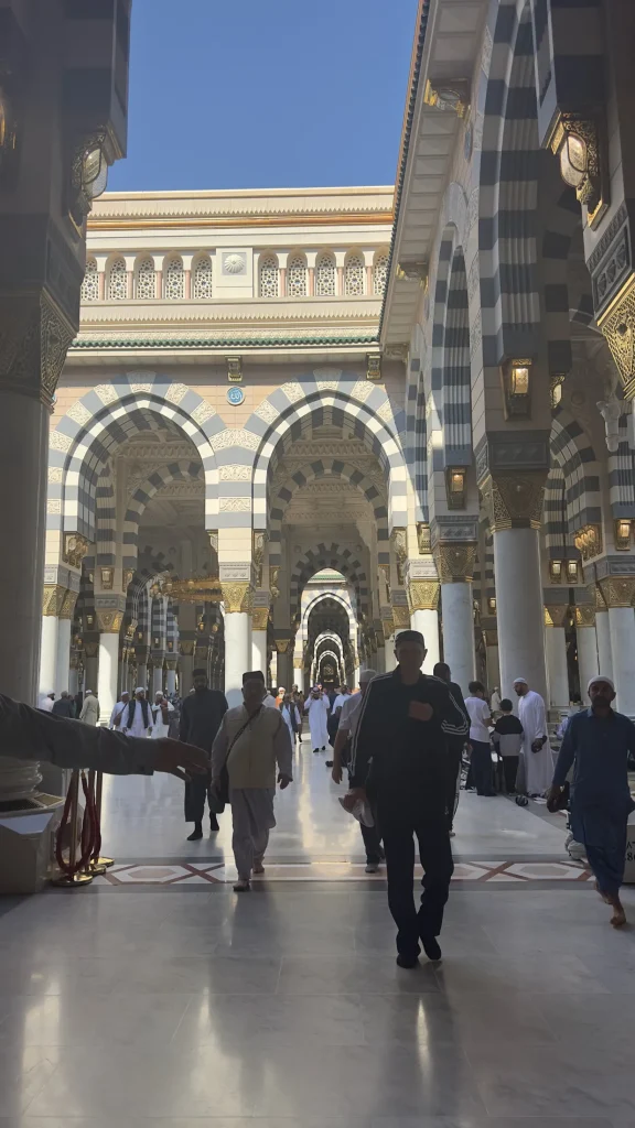 Cour intérieure de la Mosquée du Prophète à Médine