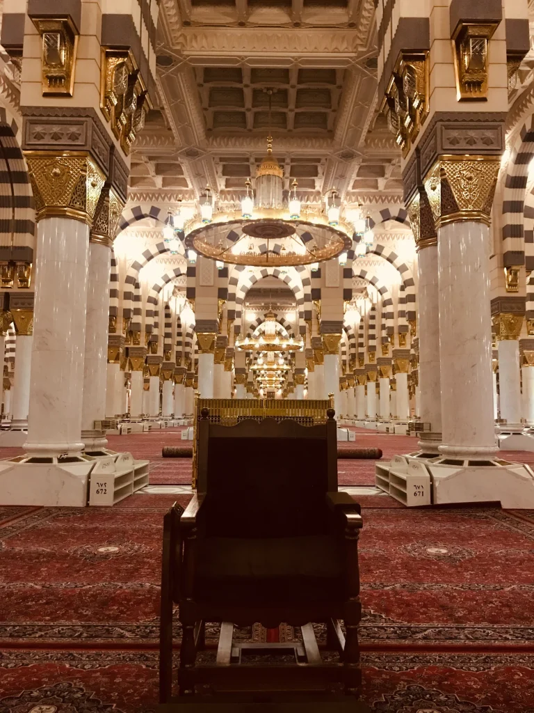 Intérieur doré de la Mosquée du Prophète à Médine