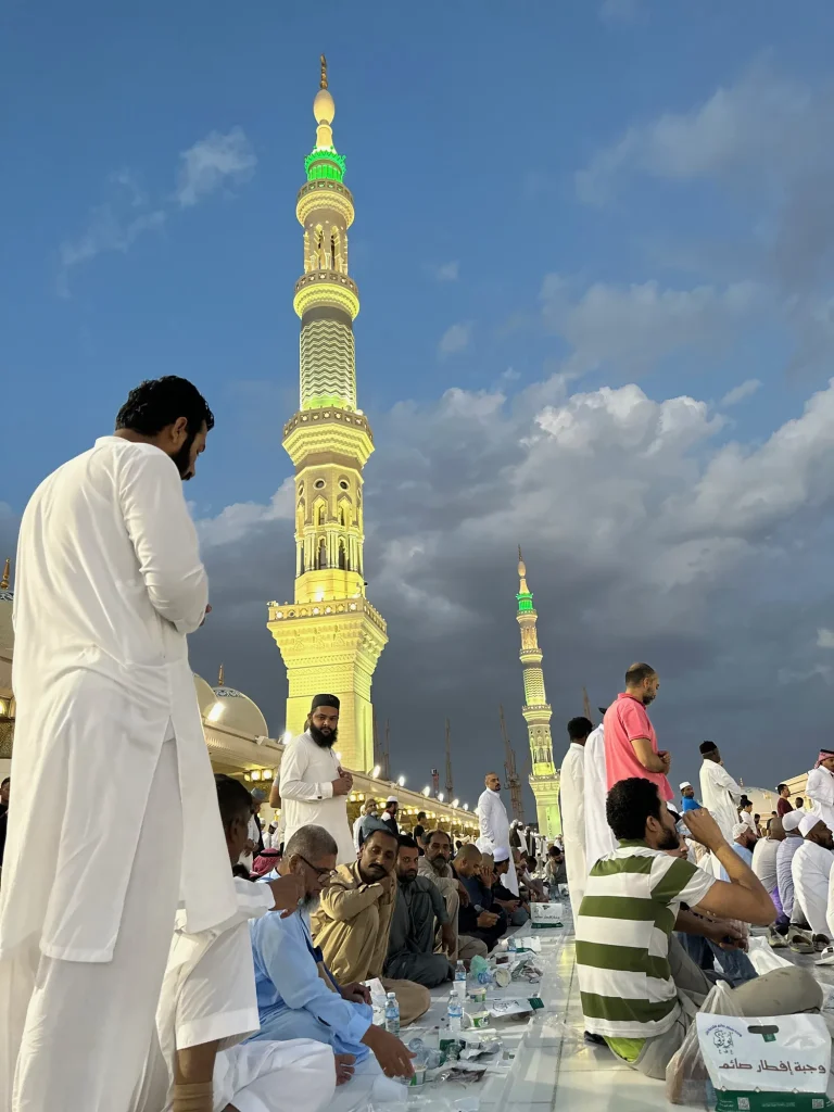 Minaret illuminé de la Mosquée du Prophète à Médine pendant le Ramadan