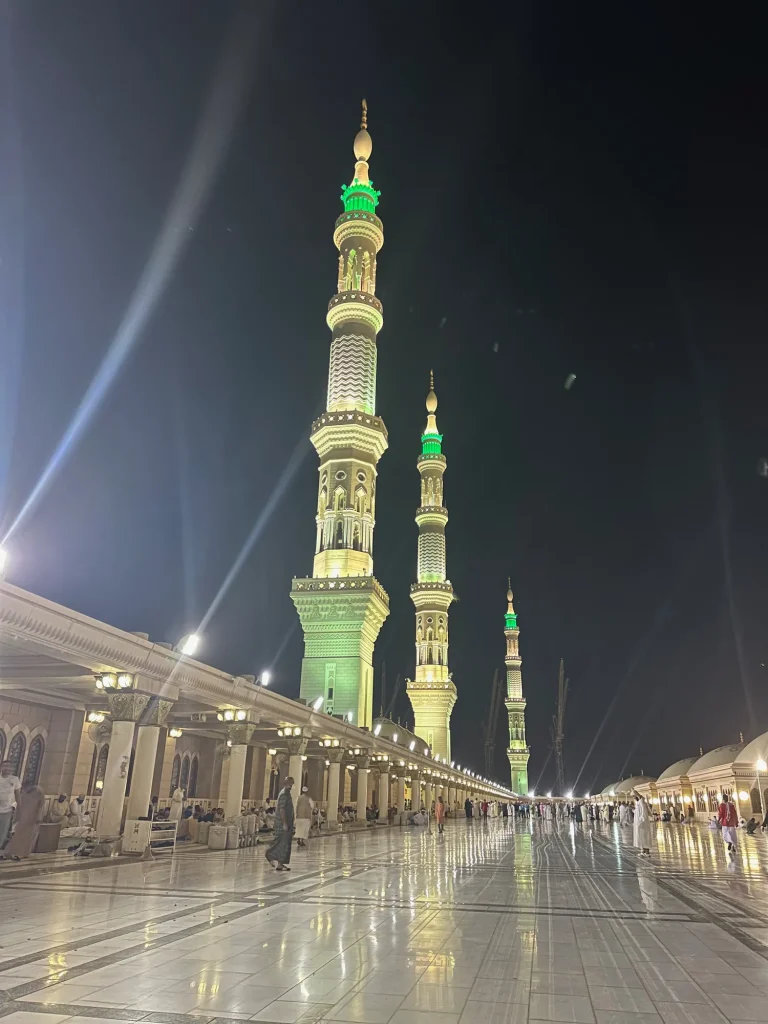 Minarets de la Mosquée du Prophète à Médine illuminés la nuit