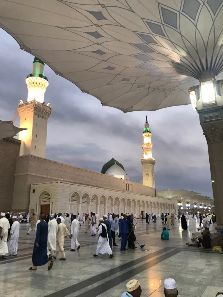 Parasols et minarets de la Mosquée du Prophète à Médine au crépuscule