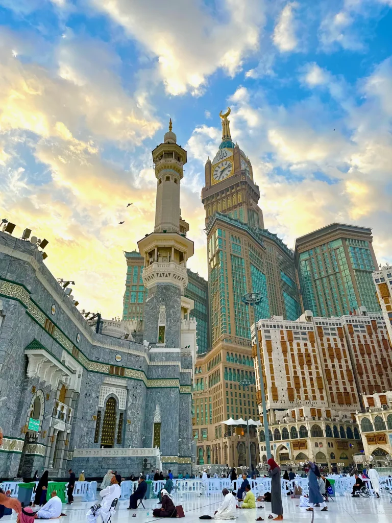Tour de l'horloge et minaret de La Mecque au coucher du soleil
